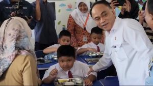 Menteri tinjau pelaksanaan Makan Bergizi Gratis