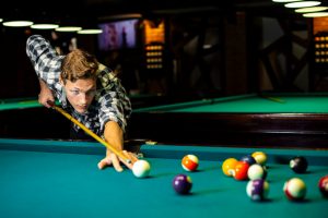 Bermain billiard