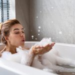 Rileks serta Manjakan Diri dengan Bubble Bath: Momen Santai yang Tidak Tergantikan