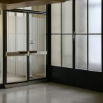 Pintu Kaca: Sentuhan Modern yang Membuat Rumah Terlihat Elegan