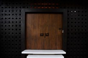 kelebihan pintu kayu